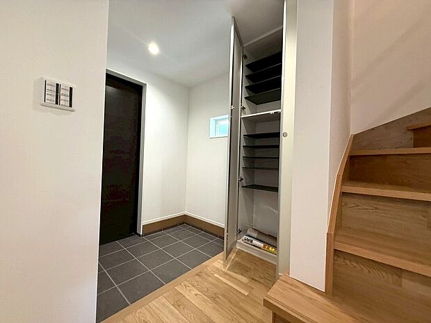 玄関は第一印象を決める大切なPOINTです。だからこそ開放感溢れる空間設計にしております。住まう皆様の心にゆとりが生まれてきます。ゲストにも自慢出来るお家になります。(同仕様施工例写真)