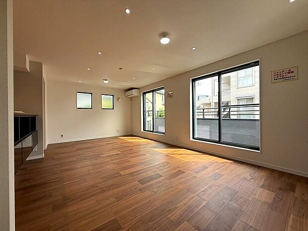 2階リビングの南開口部は大きな掃き出し窓を設置しております。温かい陽光がリビング全体に降り注ぎます。日中は電気を点ける必要がございません。快適にお過ごしいただけます。