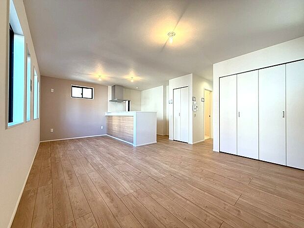 2階LDKだからこその明るく心地良い空間となっております。また隣地の方々と視線を合わせ事なくお過ごしいただけますのでプライバシーもしっかり守られております。自然と集い触れ合える場所になります。