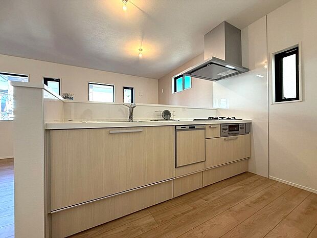 使い勝手の良い2.55いサイズのシステムキッチンになります。各種多彩な設備仕様を搭載しておりますので毎日のお料理作りがとても便利になります。コミュニケーションが弾む対面式キッチンも嬉しいPOINTです