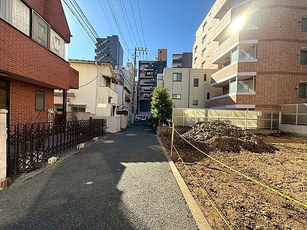 前面道路は車両通行がほとんどなく、小さなお子様やご高齢の方々もご安心いただけます。駅までのアクセスも明るい道のりで行けますので夜間の外出もご安心いただけます。駅徒歩3分だからこその好立地になります。