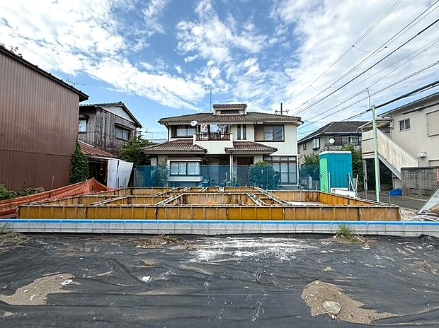 東南側道路に面した全棟綺麗な整形地のお土地になります。接道間口も広く重厚感溢れるお家が建ち上がります。どっしりとした佇まいが一際存在感を演出してくれます。陽当たり良好な立地条件がおススメです。