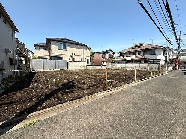 東南側道路に面した全棟綺麗な整形地のお土地になります。接道間口も広く重厚感溢れるお家が建ち上がります。どっしりとした佇まいが一際存在感を演出してくれます。陽当たり良好な立地条件がおススメです。