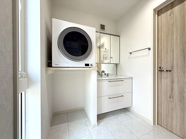 実用性と機能美を兼ね備えた先進の洗面化粧台になります。耐水性や撥水性にも優れた仕様、3面鏡と一体となったキャビネットは収納力もUPします。