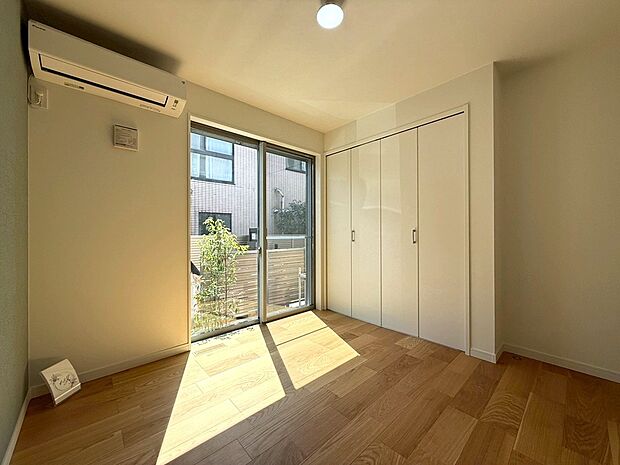 2面採光の洋室は明るく心地良い空間を演出しております。全洋室にはクローゼットが配されており収納力もしっかり考えらております。プライベート時間を充実出来ます。