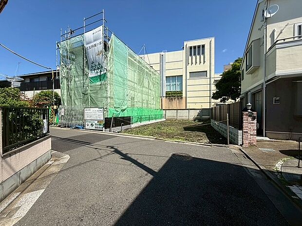 第一種低層住居専用地域内、隣地との圧迫感もなく快適にお過ごしいただけます。綺麗な青空を望みながらお過ごしいただけます。ご家族皆様の心にゆとりが生まれてくる住環境です。