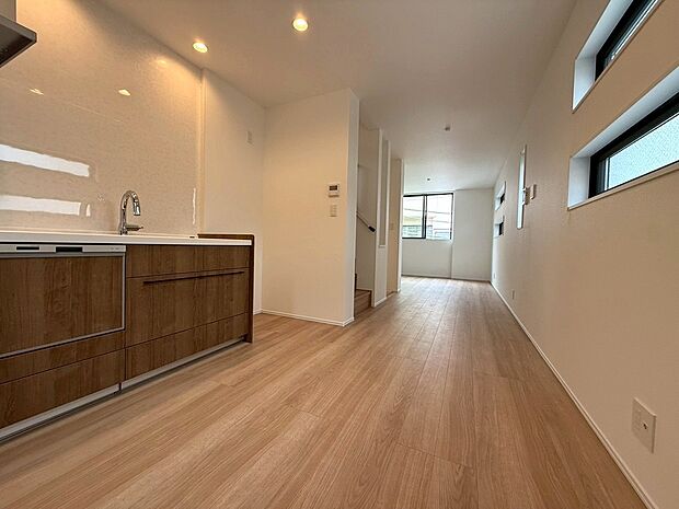 約13帖のリビングダイニングになります。二面採光になっていますのであたたかな光がたっぷりと差し込む設計となっております。あたたかな光が差し込む中で家族団らんの時間をお楽しみいただけます。