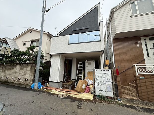 こちらは現地の現況写真になります。第一種低層住居専用地域となっている為周辺に高い建物が無く穏やかな雰囲気の中でゆったりとお過ごしいただけるような邸宅となっております。