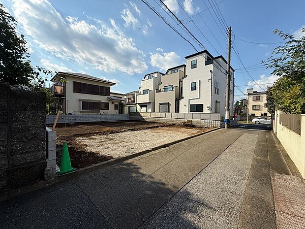 視界を遮るような高い建物がなく、空の広がりを感じられる街並みは都心の住宅地でありながらどこかゆったりとした印象を与えてくれます。都心の住宅地ならではの品のある落ち着きが感じられます。