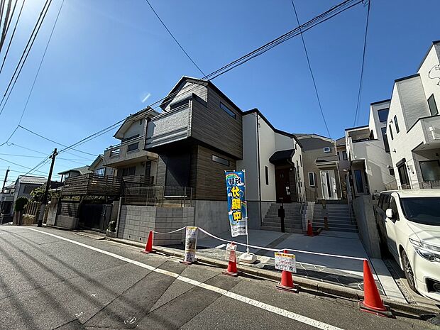 スッキリとしたフォルムがスタイリッシュなデザインで、建物全体の色合いにも統一感があり、落ち着いた雰囲気を演出しています。飽きの来ないシンプルな佇まいが、住まいとしての魅力を一層引き立てます。