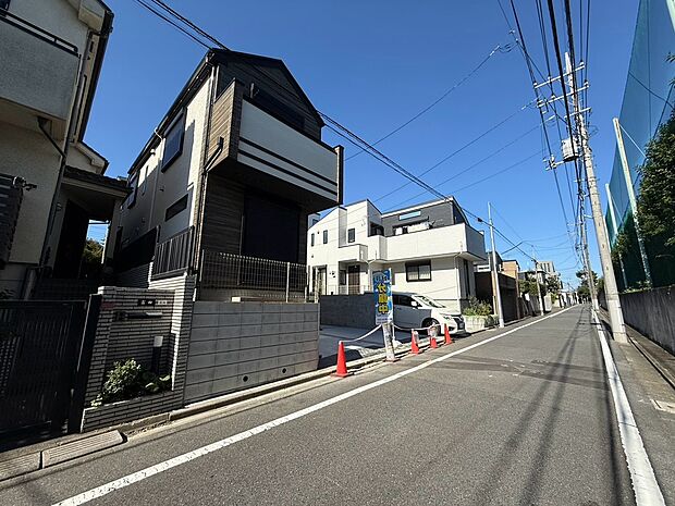 南東側、幅約5.5ｍの道路に面したゆとりを感じられる住まいです。道路幅にゆとりがあることで、圧迫感を抑えた開放的な印象です。落ち着いた街並みに調和し、穏やかな暮らしを育める住環境です。