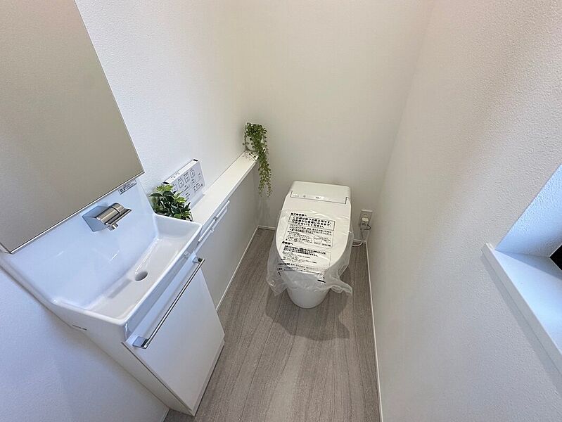 白を基調とした清潔感溢れるトイレ空間となっております。