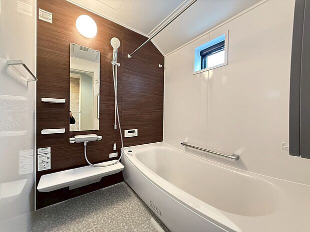 【◆浴室】ゆとりある1616サイズの浴槽になります。温かみのある配色が疲れた身体を癒してくれます。ECO機能を搭載した浴槽になります。