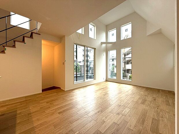 【◆リビング】リビング上部は吹抜になっており開放感を演出しております。実際の帖数よりも広くご体感いただけます。