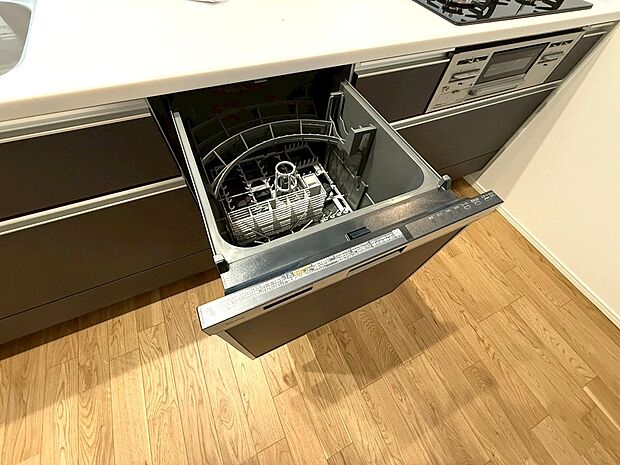 【◆食洗機】手間や場所を取らないビルトイン食洗機付きです。パワフルな洗浄力が頑固な油汚れをしっかり洗い流してくれます。節水＆ECO機能を搭載しております。