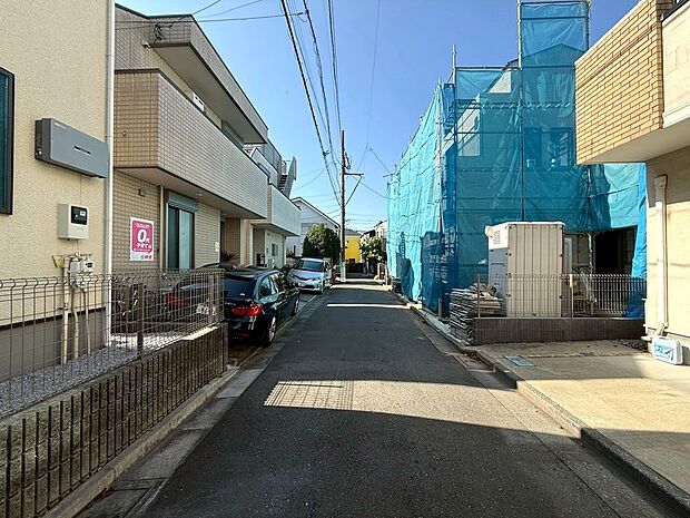 【◆前面道路】見通しの良い前面道路は、圧迫感がなく明るく開放的な雰囲気です。