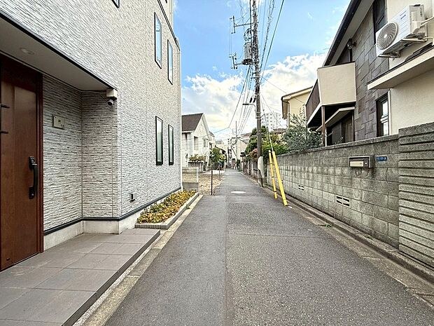 【◆南側前面道路】南側前面道路は居住者のみの通行となりますので殆ど往来がございません。視線を感じる事なく快適にお過ごしいただける立地条件です。