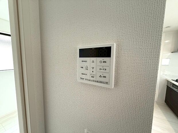 【◆追い焚き機】離れた場所からでも浴槽の湯張り・温度調整・足し湯・追い焚きがワンタッチで操作可能なセミオート式になります。暮らしの動線が便利になります。