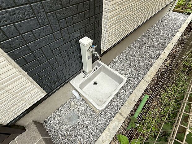 【◆外水栓】外水栓が設置されております。お車の洗車やガーデニングなど様々な用途でご活用いただけると思います。