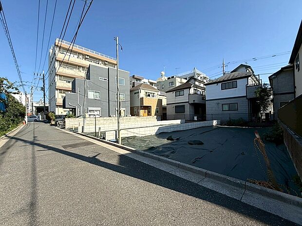 【◆前面道路】前面道路は車両通行も少なく、小さなお子様やご高齢の方々もご安心して歩行出来ます。街灯もしっかり整備されておりますので、夜間もご安心いただけます。