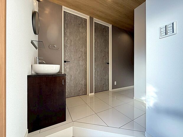 【◆セカンド洗面 (玄関ホール設置)】玄関ホールにはセカンドお手洗い場が設置されております。泥んこのお子様が帰って来た時やペットの足洗い場として等、様々なシーンでご活用いただけると思います。