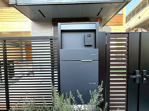 【◆宅配BOX】大型宅配BOXが設置されております。留守中の荷物の受渡しがとてもスムーズになります。大切な荷物はダイヤルロックでしっかり管理出来ます。あったらいいな♪の人気の設備です。