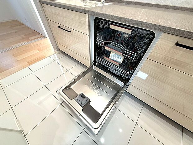 【◆食洗機】手間や場所を取らないビルトイン食洗機になります。パワフルな洗浄力が頑固な油汚れをしっかり洗い流してくれます。節水&ECO機能を搭載した先進の食洗機です。