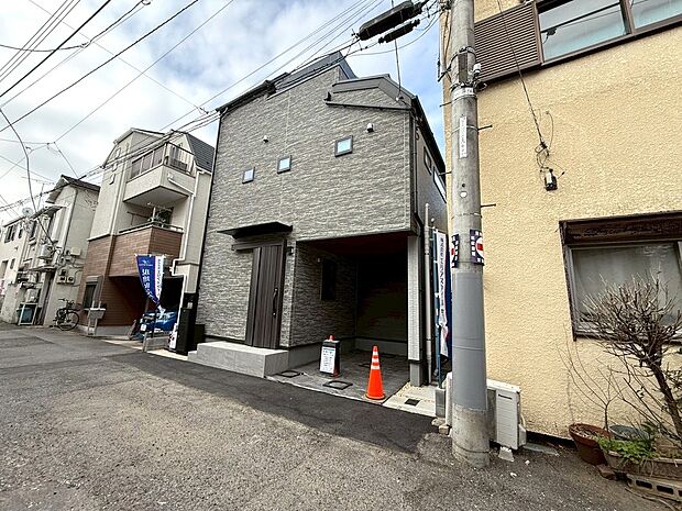 【◆外観】隣地の家々と視線が合わない様に窓の大きさや配置もしっかり考えられております。快適なライフスタイルをお過ごしいただけます。