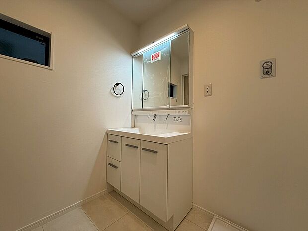 【◆洗面化粧台】実用性と機能美を兼ね備えた先進の洗面化粧台になります。耐水性や撥水性にも優れた仕様、3面鏡と一体となったキャビネットは収納力もUPします。