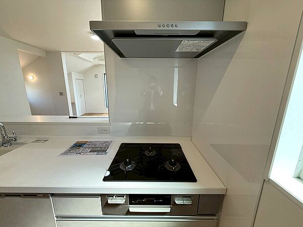【◆ガスコンロ】お料理作りが捗る3口ガスコンロになります。ステンレス製のお洒落なレンジフード付き、小型フィルターは食洗機で洗えます。