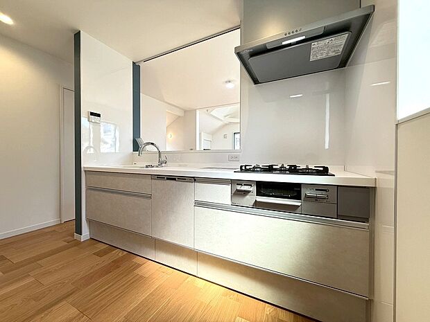 【◆キッチン】使い勝手の良い2.55サイズのI型システムキッチンになります。多彩な設備を搭載しております。