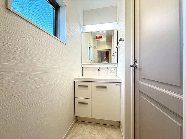 【◆洗面化粧台】実用性と機能美を兼ね備えた先進の洗面化粧台です。3面鏡と一体となったキャビネットは収納力もUPします。