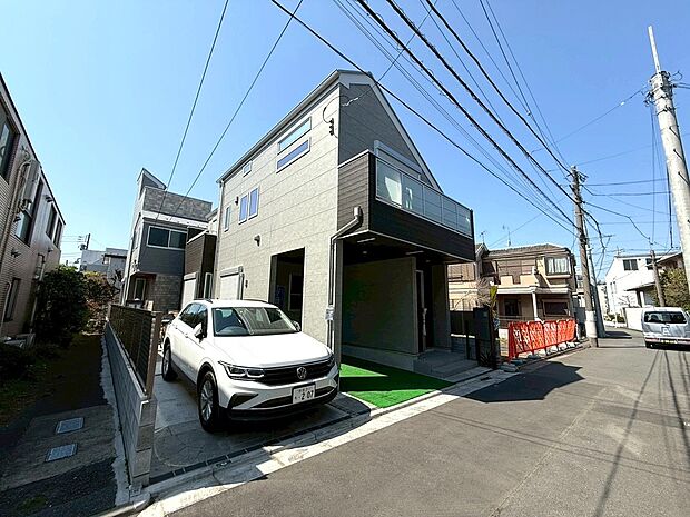 【◆外観】南側は隣地通路につき角地を彷彿させる好立地のお家です。