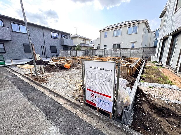 【◆現地 (現況写真)】隣地の家々と圧迫感もなくプライベートもしっかり守られながらお過ごしいただけるお家になります。