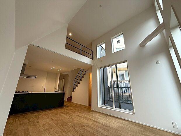 【◆勾配天井】視線が上へと抜けることで、実際の広さ以上の開放感を感じられます。明るくのびやかな空間が広がり、ワンランク上の暮らしを実現してくれる魅力的な仕様です。