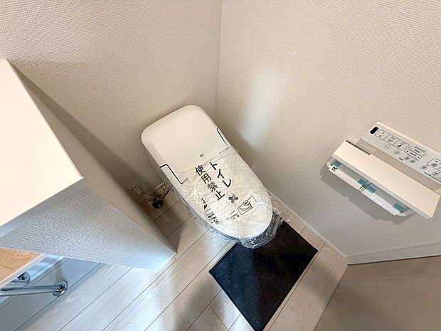 【◆トイレ】自動開閉式のタンクレストイレが標準で搭載されております。見た目も美しくトイレ空間がとてもスッキリしております。