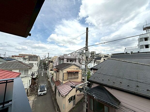 【◆眺望】バルコニーからの眺望になります。高い建物がなく、住居系の家々が広がるロケーションは開放的で心も安らぎます。