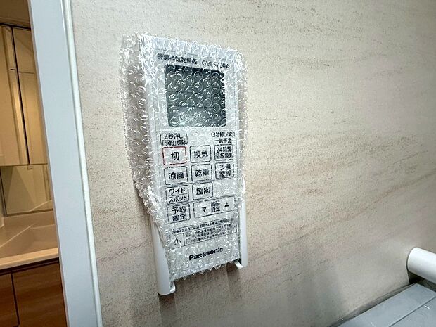 【◆浴室乾燥暖房機】浴室暖房乾燥機になります。花粉の季節や雨の日など外の天候に左右されずに洗濯物を乾かせます。