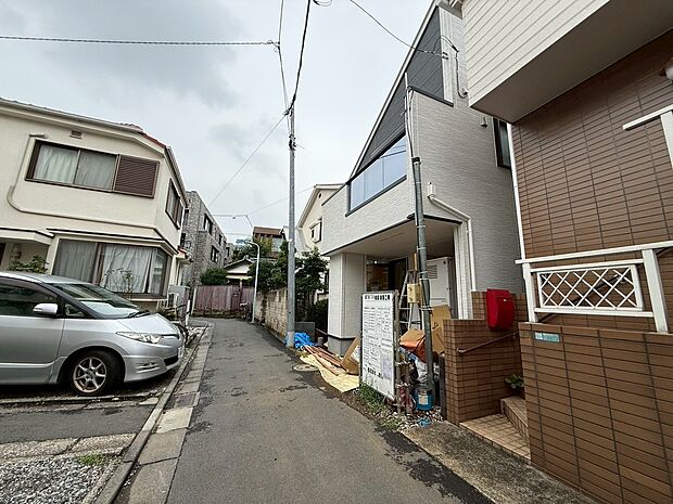 【◆前面道路】前面道路は比較的交通量が少なく、お子様の通学の際も安心して見送っていただけます。