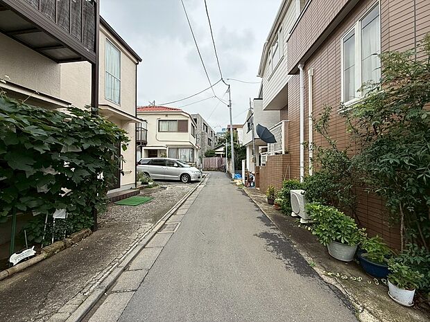 【◆前面道路】前面道路は住宅街らしい穏やかな雰囲気があり、落ち着いた暮らしを求める方にオススメの邸宅となっております。