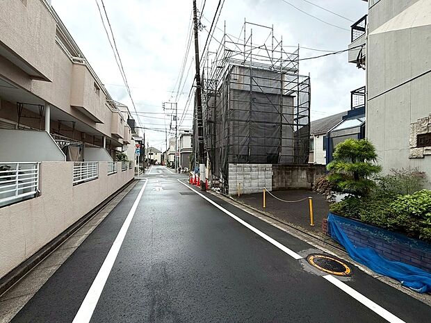 【◆前面道路】前面道路は北側5.3m・東側5.46mと広々としており、お車の出し入れの際もストレスなくスムーズに行っていただけます。