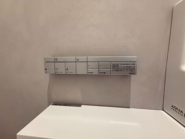 【温水洗浄便座リモコン】取り外しが便利なスティック式になります。少ない水で洗い流すトルネード洗浄機能も搭載しております。