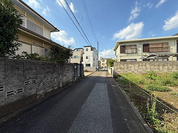 【◆前面道路】前面道路は車両通行も少なく、小さなお子様やご高齢の方々もご安心いただけます。