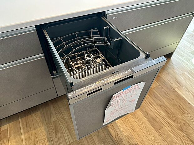 【食器洗い乾燥機】食器洗い乾燥機は、高温洗浄で油汚れをスッキリ落とし、乾燥機能付きで、衛生的に食器を保管できます。後片付けの手間を減らし、家事の時間を短縮できます。