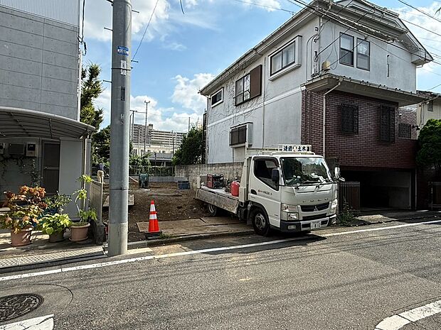 【◆現地】前面道路は北側、幅約5mです。ゆったりとした道路幅、綺麗に整備された道路は、お車の出し入れもスムーズに行えます。