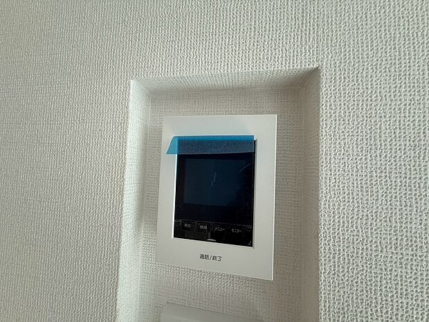 【◆TVモニター付きインターホン】小さなお子様のいるご家庭でも安心のTVモニター付きインターホン。訪問者を映像で確認できるので、防犯面も安心です。