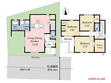 南道路に面した陽当たり良好なお家になります。暮らし易さが存分に伝わる1階LDK、同フロアに水廻りを集約させる事で家事動線がとても便利になる設計です。リビングイン階段はご家族皆様の触れ合いと集いを大切に考えております。住まう程に愛着が湧いてくるお住まいです。 