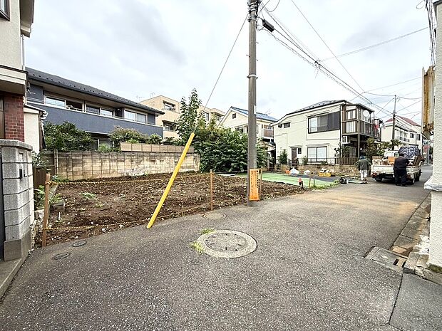 【◆現地】南西側約4mの道路に面した、落ち着いた住環境が魅力のロケーションです。住宅街ならではの静けさと、ゆったりとした空気感を感じられます。