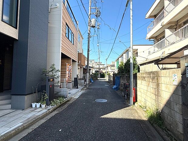 【◆現地】駅近でありながら、周辺には低層住宅を中心とした穏やかな街並みが広がっております。落ち着いた暮らしをお楽しみいただける住環境です。