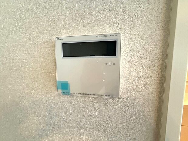 【 ◆給湯器リモコン】キッチンにいながらお湯の温度調整や追い炊きなどお手軽に操作できます。家事をしながらスムーズに設定できるので、忙しい日々の暮らしに嬉しい設備です。